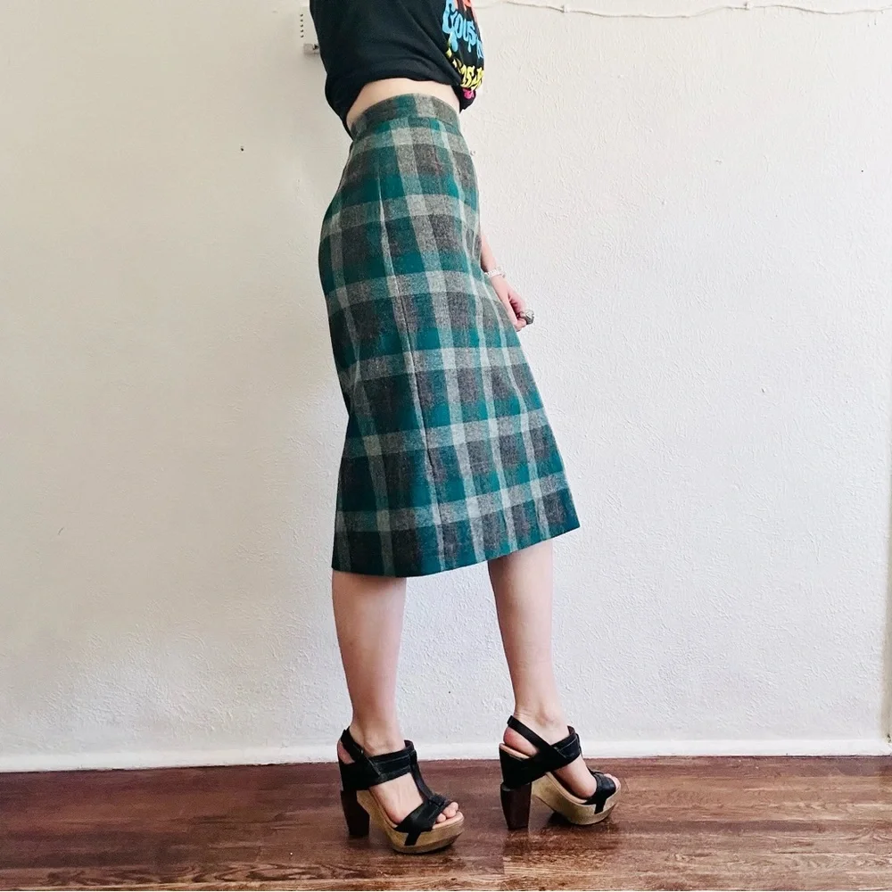 🔥SOLD🔥60s VTG Green Plaid Wool High Waisted Schoolgirl Sheath Midi Pencil Skirt - Picture 3 of 10
